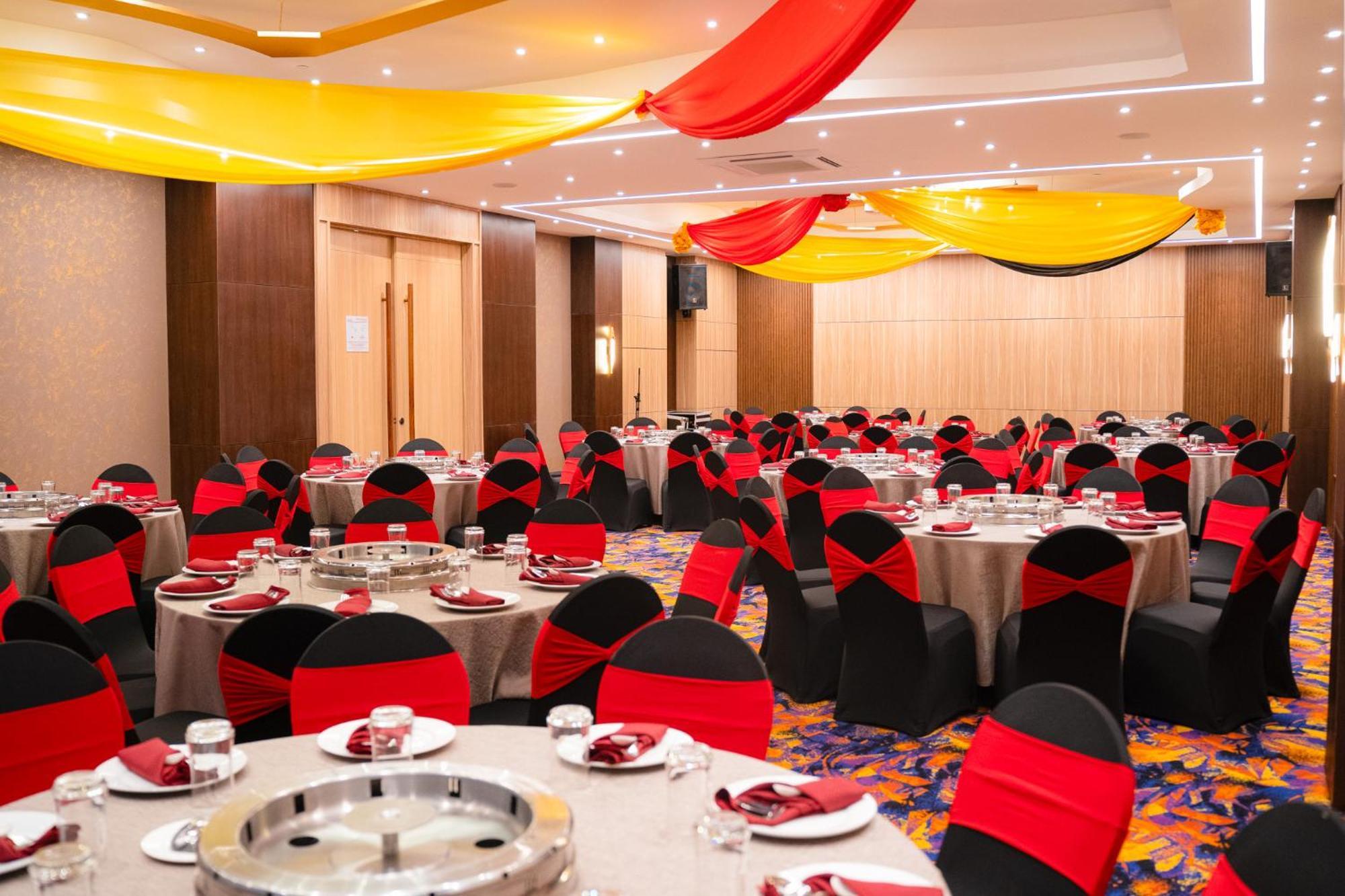 The Waterfront Hotel קוצ'ינג מראה חיצוני תמונה A banquet hall