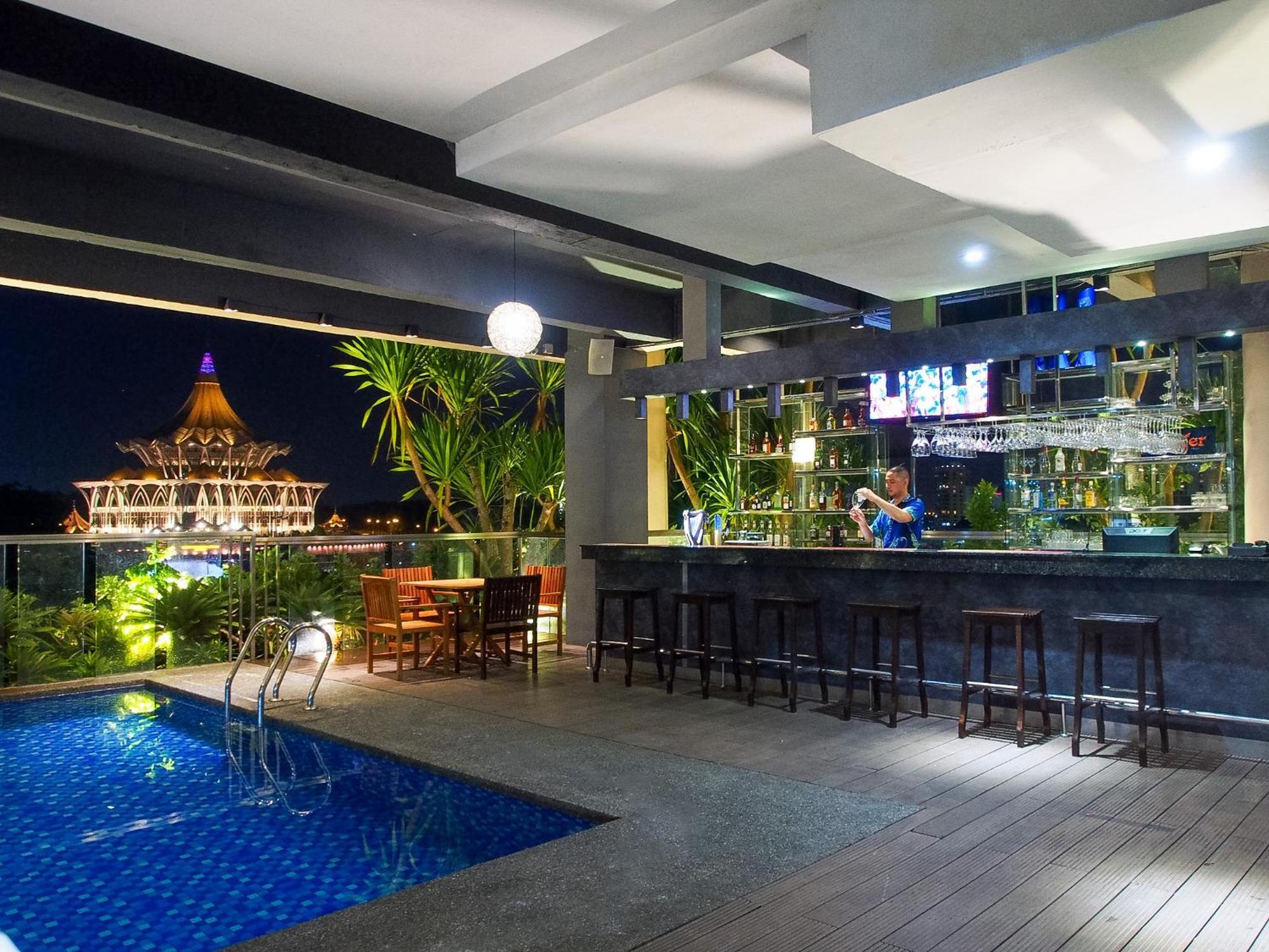 The Waterfront Hotel קוצ'ינג מראה חיצוני תמונה Sky Bar