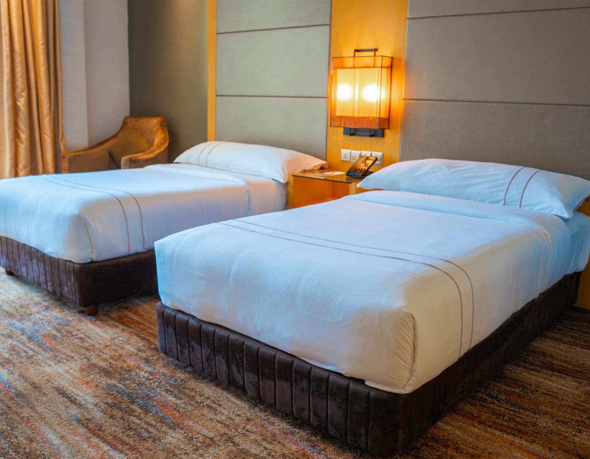 The Waterfront Hotel קוצ'ינג מראה חיצוני תמונה Two single beds